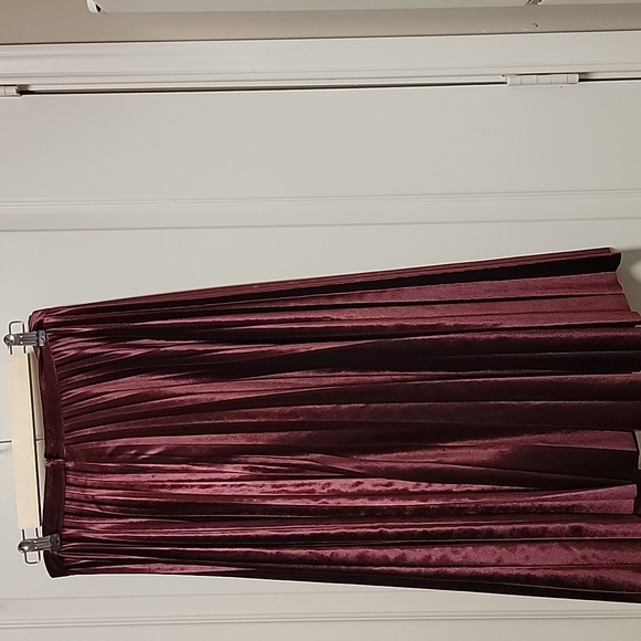 Pleated wine color skirt 90% polyester 10% spand soft material feels like velour - Picture 2 of 4